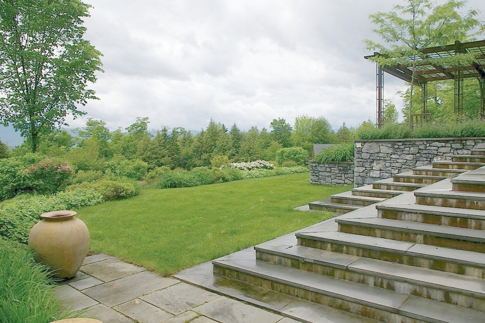 Свежая идея для дизайна: большой участок и сад на заднем дворе в современном стиле с подпорной стенкой - отличное фото интерьера