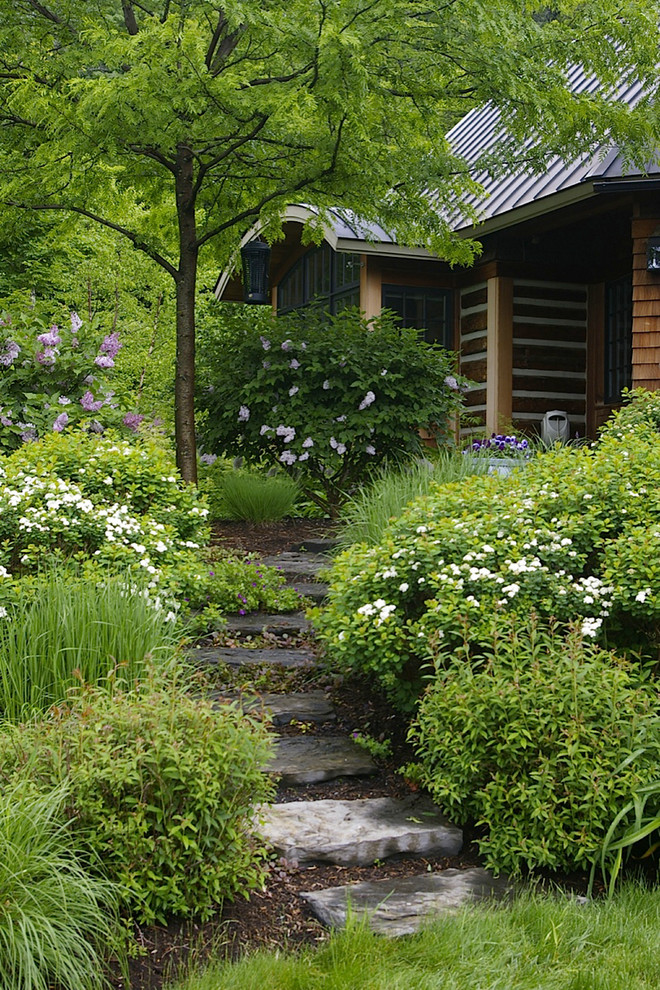Immagine di un giardino rustico di medie dimensioni e nel cortile laterale