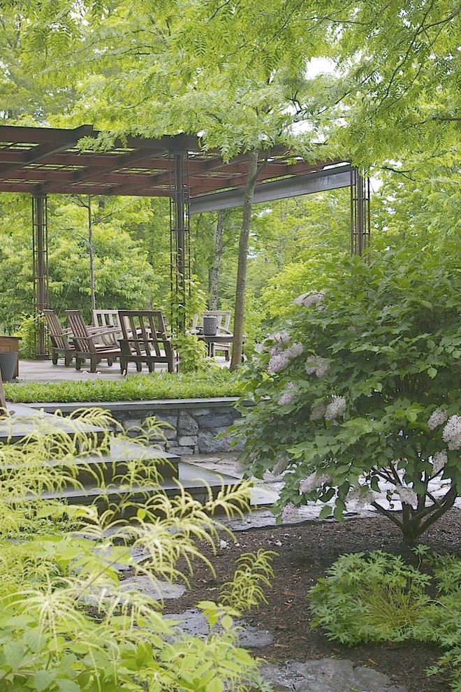 На фото: большой участок и сад на заднем дворе в современном стиле