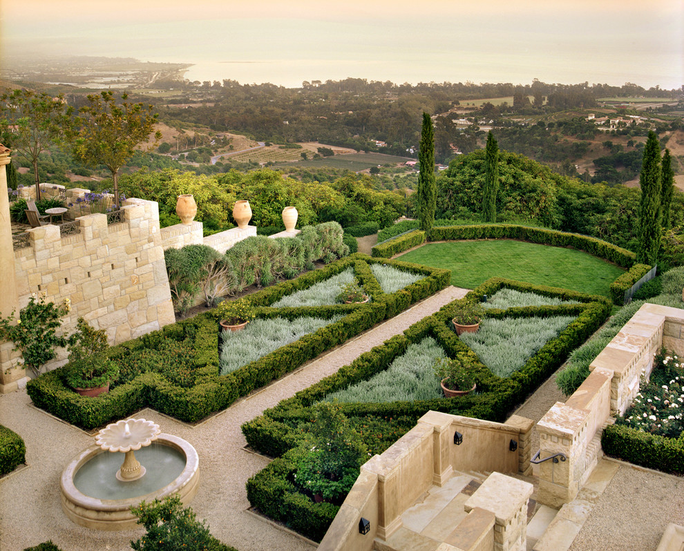 Idées déco pour un jardin à la française arrière méditerranéen de taille moyenne avec une exposition ensoleillée et du gravier.