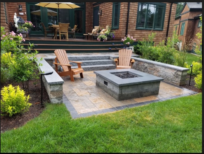 Пример оригинального дизайна: маленький двор на заднем дворе в современном стиле с местом для костра и мощением тротуарной плиткой для на участке и в саду