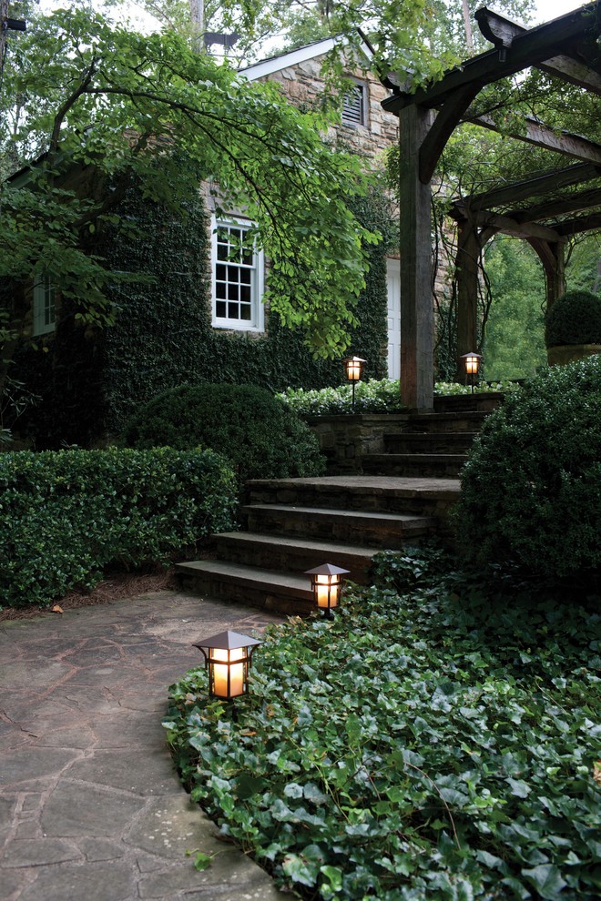 ニューヨークにあるトラディショナルスタイルのおしゃれな庭 (天然石敷き、階段) の写真