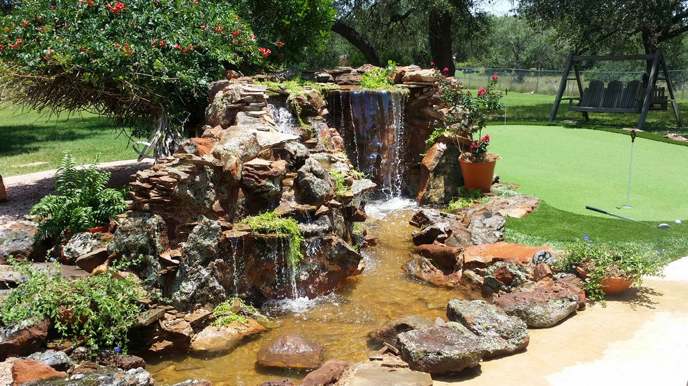 Idée de décoration pour un jardin arrière tradition de taille moyenne avec un bassin et une exposition ensoleillée.