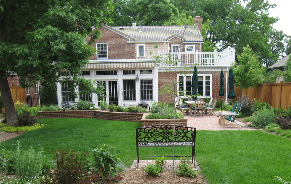Klassischer Garten hinter dem Haus mit Natursteinplatten in Denver