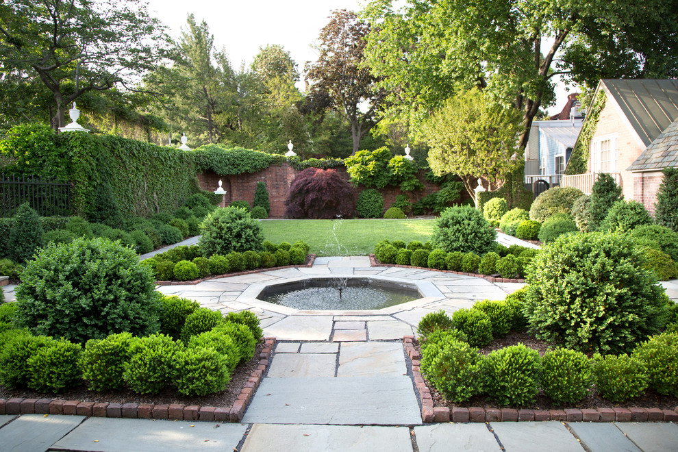 Immagine di un giardino classico di medie dimensioni e dietro casa con pavimentazioni in mattoni