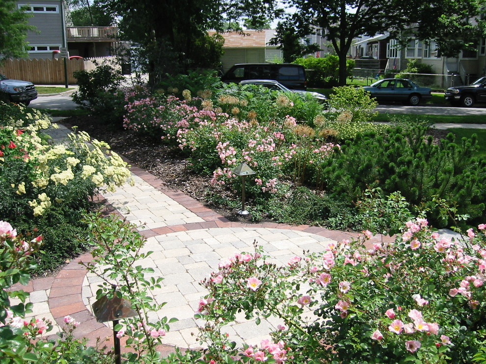 Esempio di un giardino formale american style esposto a mezz'ombra di medie dimensioni e davanti casa con un ingresso o sentiero e pavimentazioni in pietra naturale