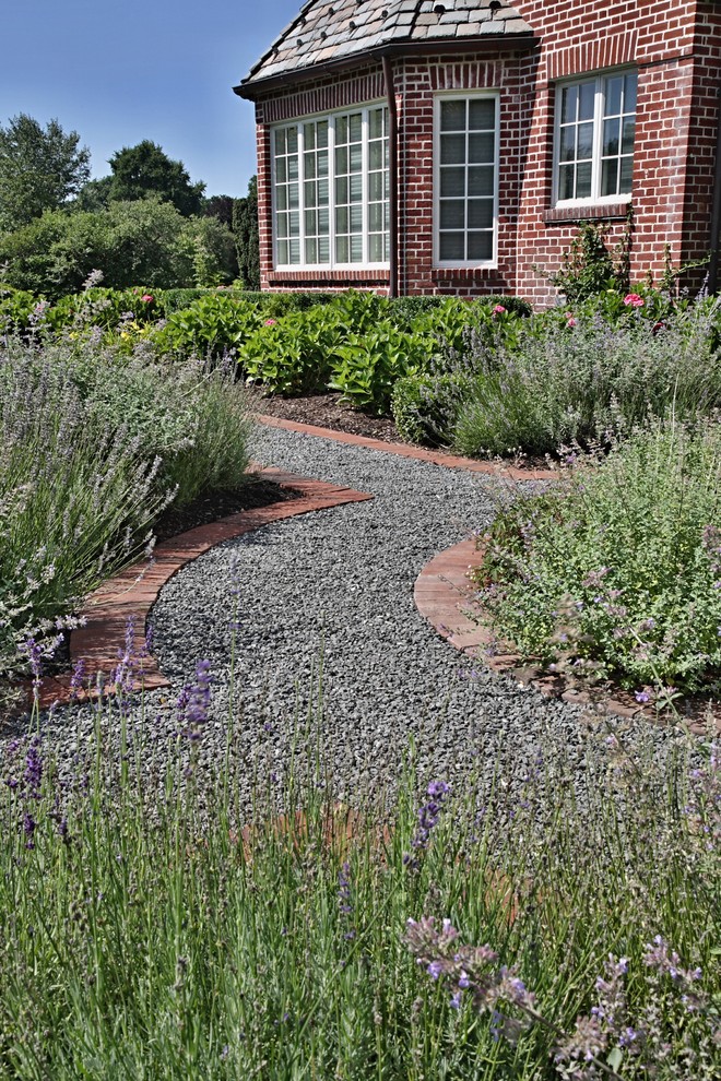 Inspiration for a mid-sized craftsman full sun side yard gravel garden path in New York for spring.