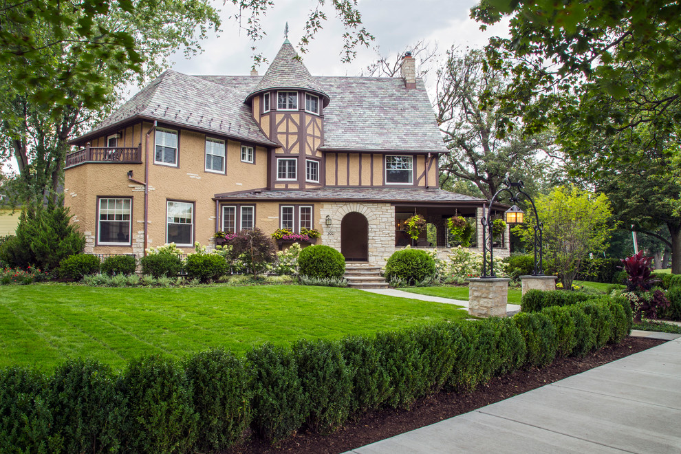 Photo of a classic front garden in Chicago.