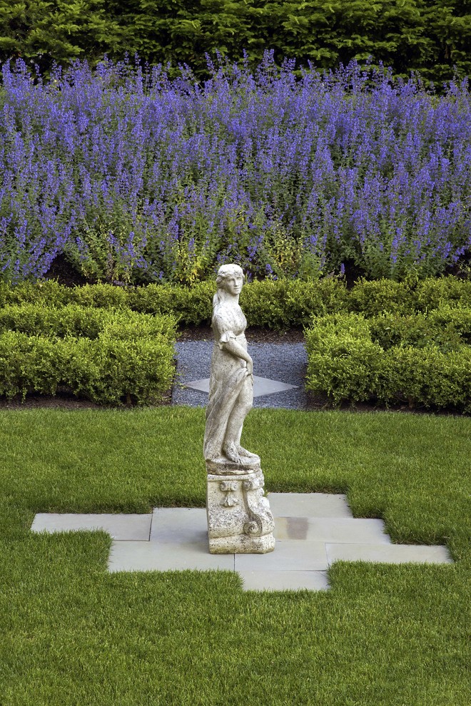 Стильный дизайн: регулярный сад на заднем дворе в классическом стиле - последний тренд