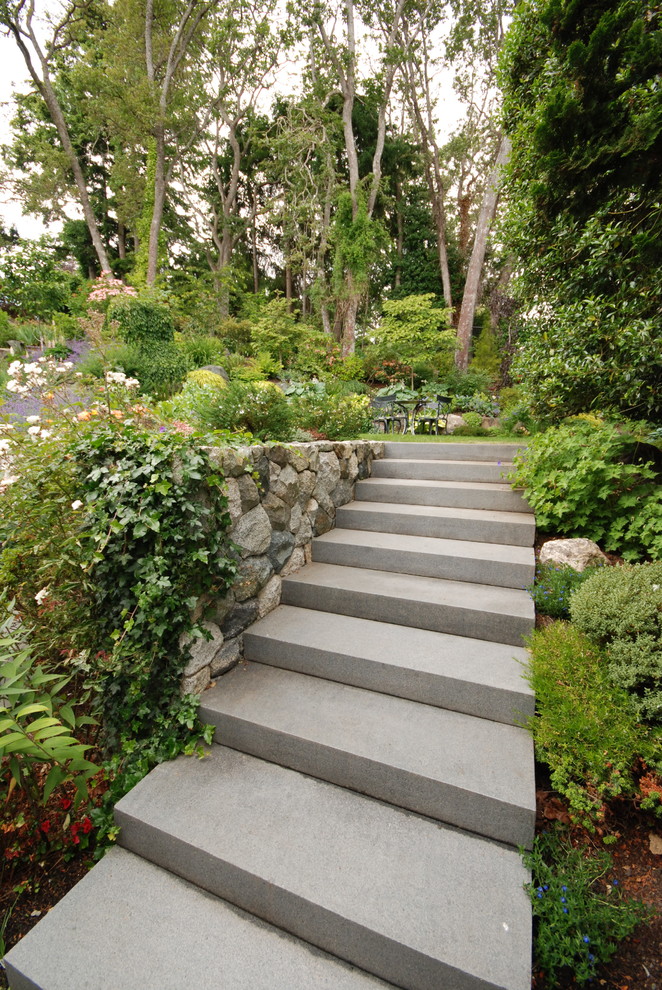 Esempio di un giardino classico esposto a mezz'ombra con scale