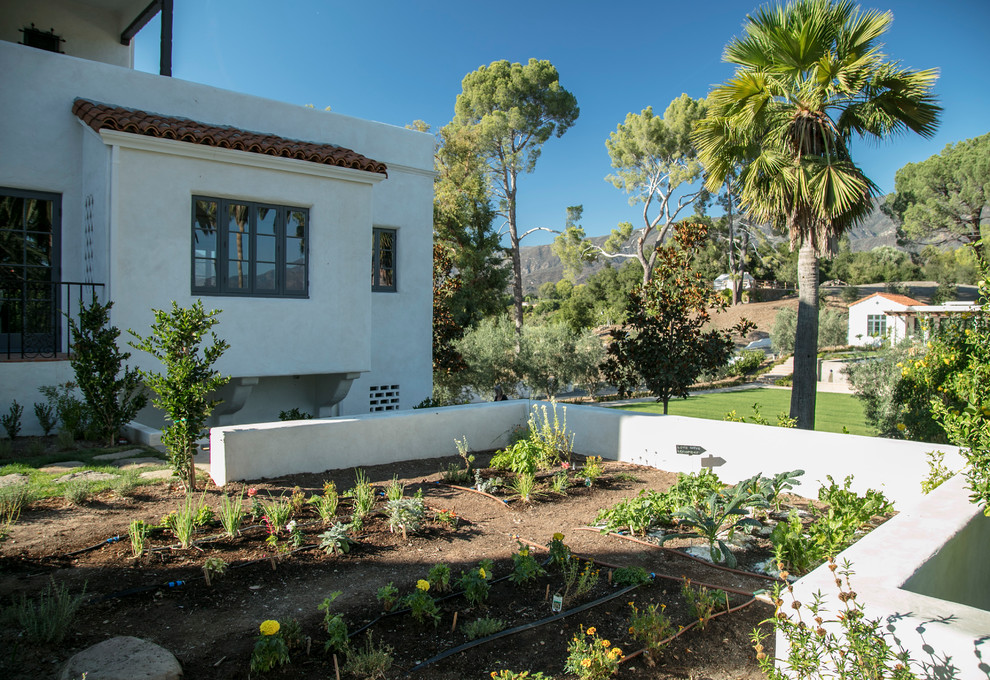 Стильный дизайн: участок и сад на боковом дворе в средиземноморском стиле с полуденной тенью - последний тренд