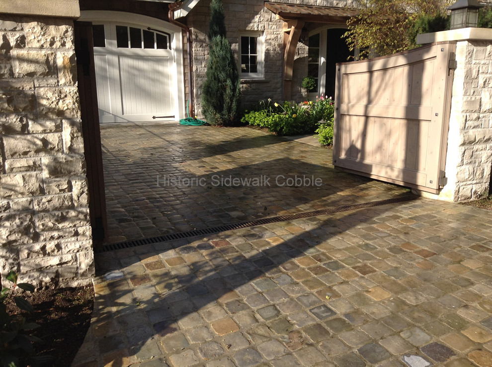 Idee per un vialetto d'ingresso tradizionale esposto a mezz'ombra davanti casa con pavimentazioni in pietra naturale