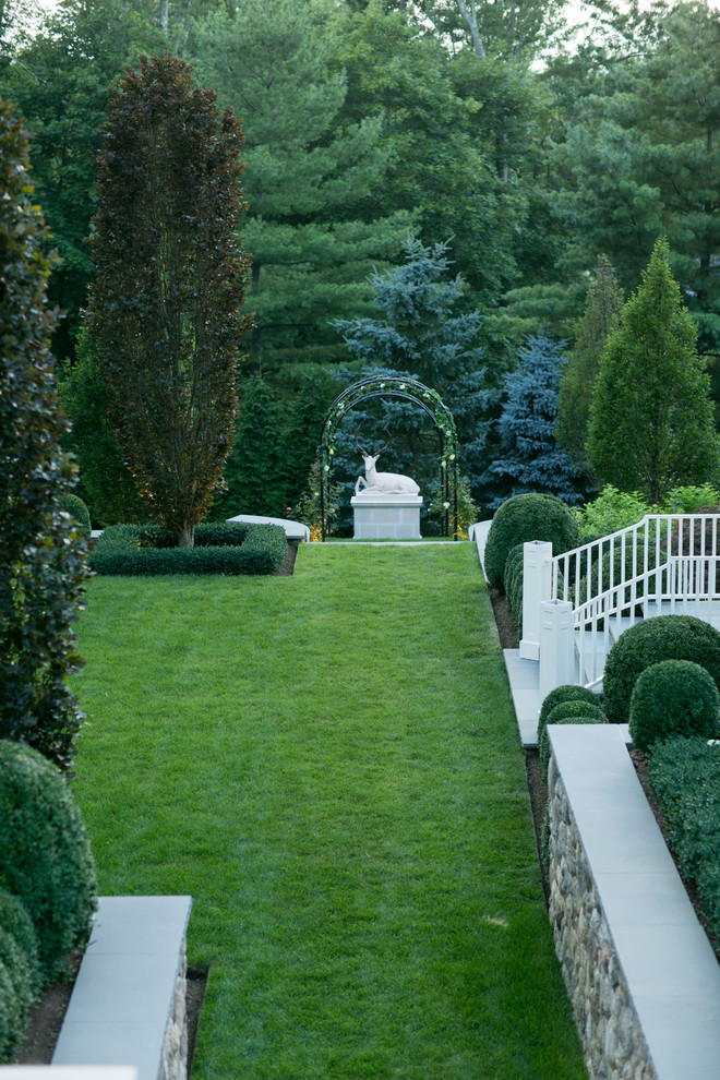 Foto di un grande giardino classico esposto in pieno sole dietro casa in estate con un ingresso o sentiero e pavimentazioni in pietra naturale