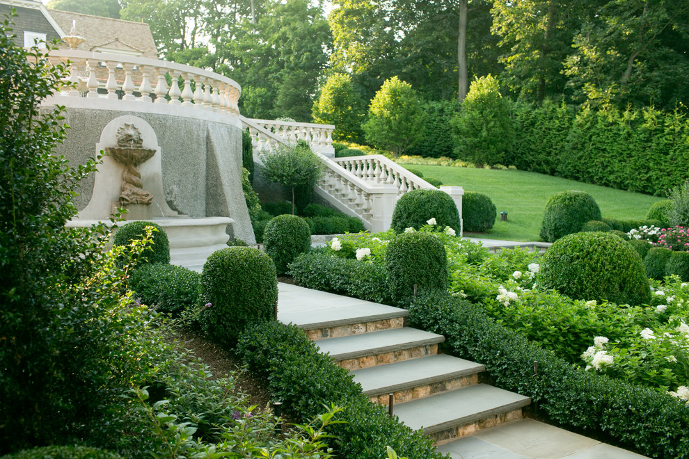 Идея дизайна: большой солнечный, летний регулярный сад на заднем дворе в классическом стиле с хорошей освещенностью и покрытием из каменной брусчатки
