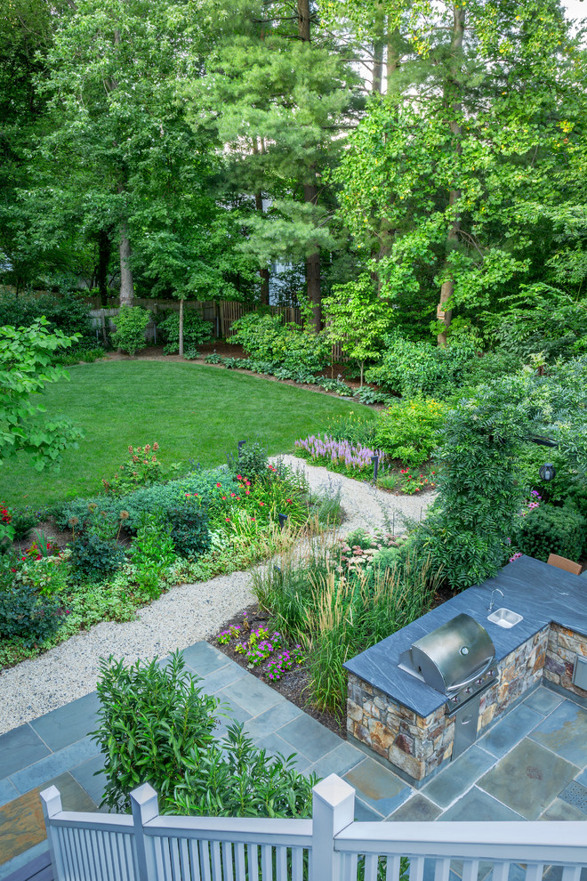 Foto di un giardino formale chic dietro casa con un focolare e pavimentazioni in pietra naturale