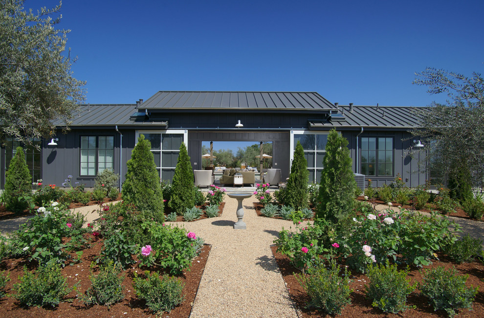 Идея дизайна: солнечный регулярный сад в стиле кантри с садовой дорожкой или калиткой, хорошей освещенностью и покрытием из гравия