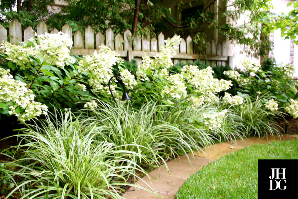 Ispirazione per un giardino formale stile americano esposto a mezz'ombra con pavimentazioni in pietra naturale