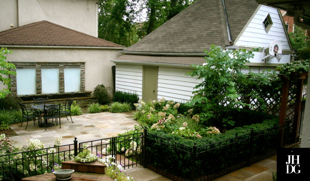 Стильный дизайн: участок и сад на внутреннем дворе в стиле кантри с полуденной тенью и покрытием из каменной брусчатки - последний тренд