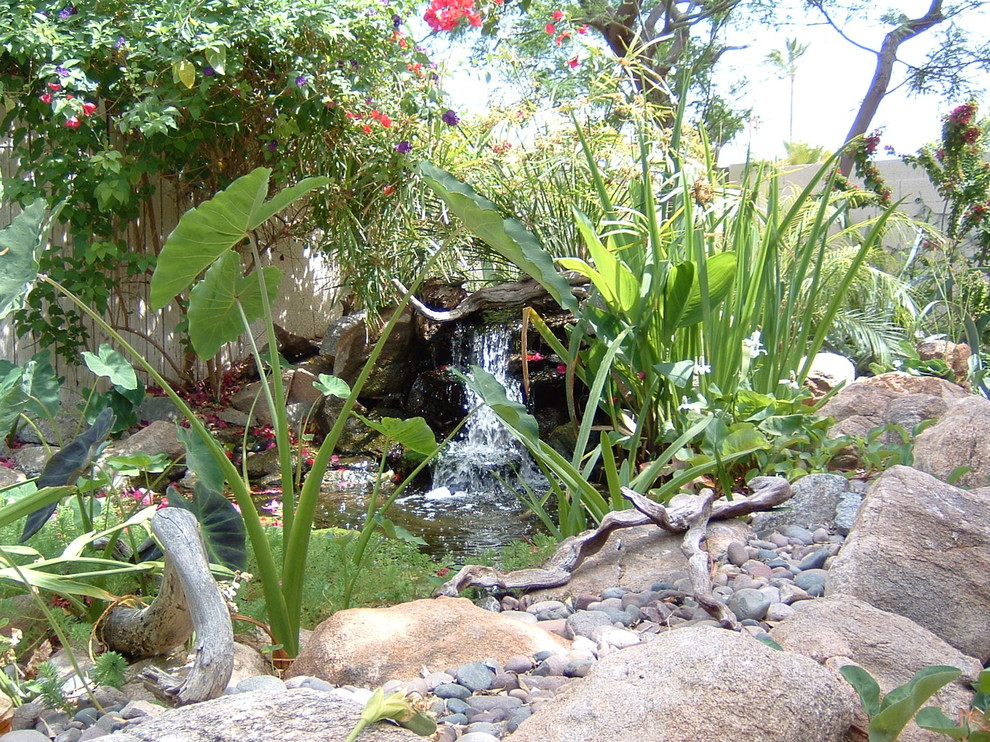 Ispirazione per un piccolo laghetto da giardino mediterraneo esposto a mezz'ombra dietro casa