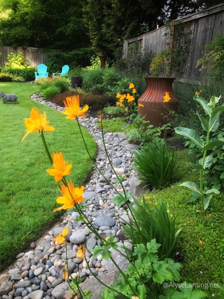 Photo of a contemporary full sun water fountain landscape in Portland for spring.