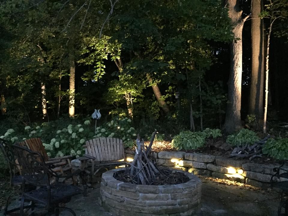 Inspiration for a classic back garden in Chicago with a fire feature.