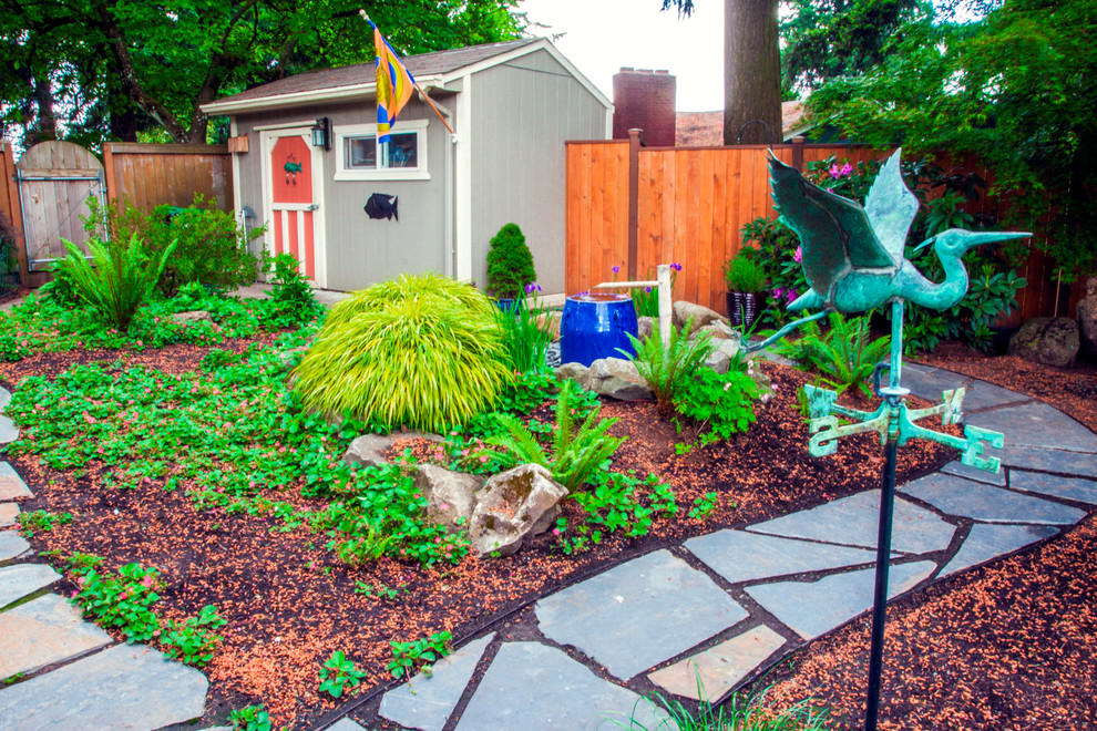 Idee per un piccolo giardino moderno esposto a mezz'ombra dietro casa in estate con un ingresso o sentiero e pavimentazioni in pietra naturale