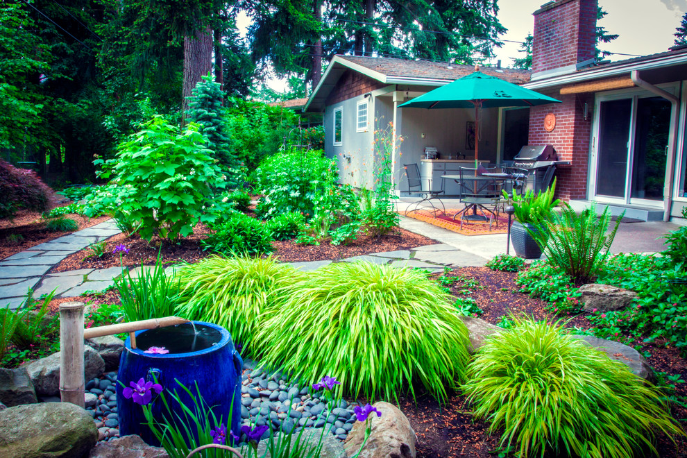 На фото: маленький летний участок и сад на заднем дворе в стиле ретро с садовой дорожкой или калиткой, полуденной тенью и покрытием из каменной брусчатки для на участке и в саду