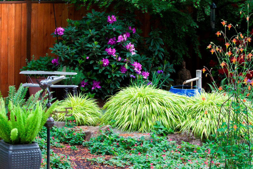 Kleiner, Halbschattiger Retro Garten im Sommer, hinter dem Haus mit Sportplatz in Portland