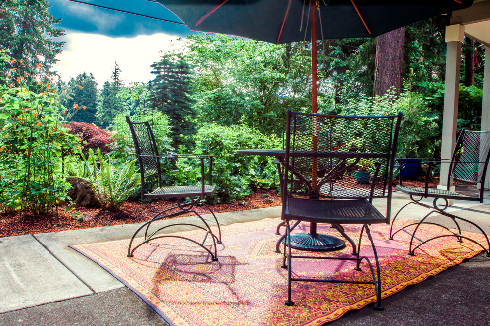 Kleiner, Halbschattiger Retro Garten im Sommer, hinter dem Haus mit Sportplatz in Portland