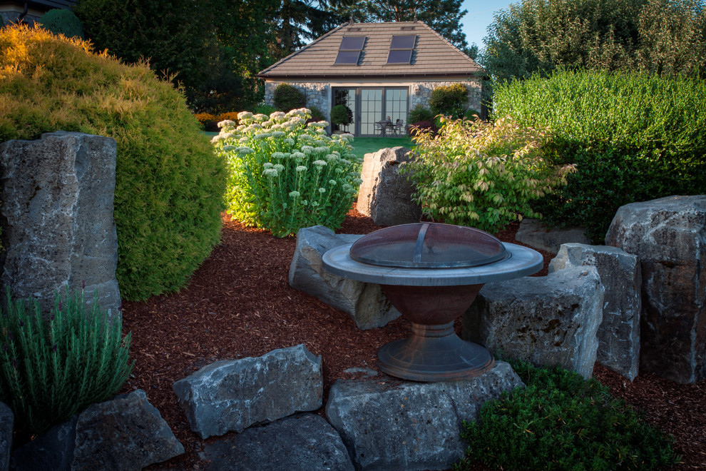 Foto di un ampio giardino formale country esposto a mezz'ombra dietro casa in estate con pavimentazioni in pietra naturale