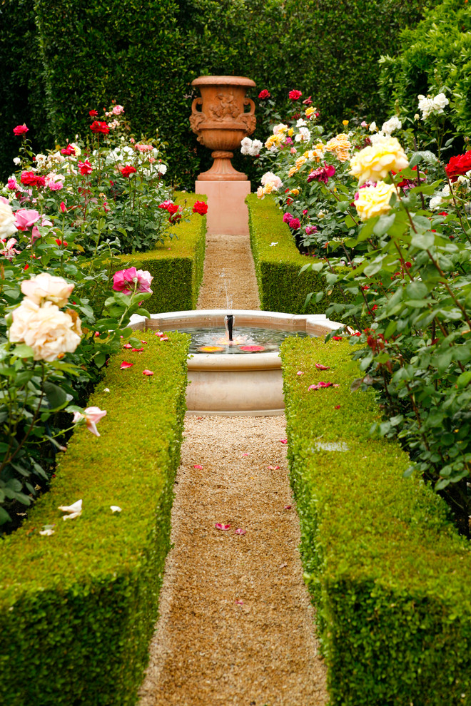 Пример оригинального дизайна: регулярный сад в средиземноморском стиле с покрытием из гравия
