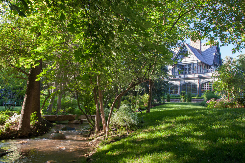 Geometrischer Klassischer Gartenteich hinter dem Haus mit Flusssteinen in Salt Lake City