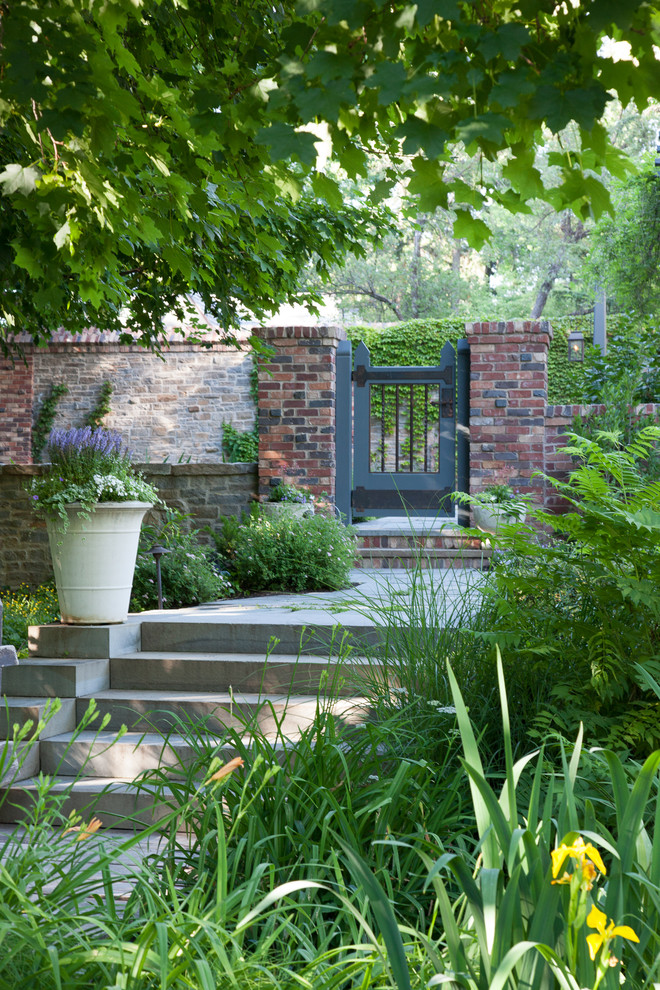 Idées déco pour un jardin à la française arrière classique avec des pavés en béton et un chemin.