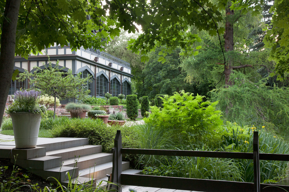 Источник вдохновения для домашнего уюта: регулярный сад в классическом стиле с мощением тротуарной плиткой и дорожками