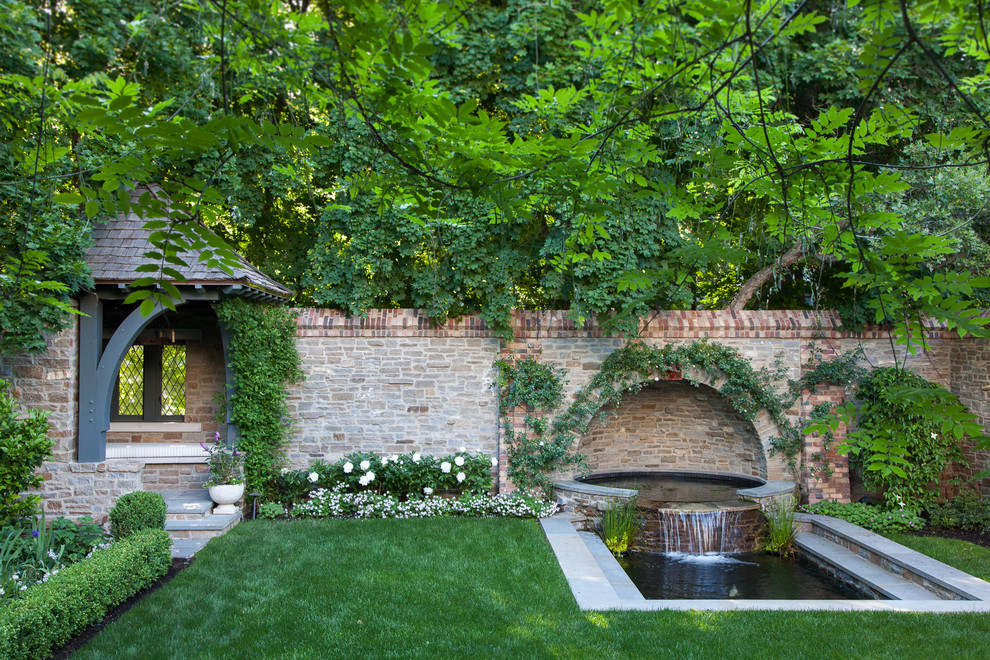 Идея дизайна: участок и сад на заднем дворе в классическом стиле с мощением тротуарной плиткой