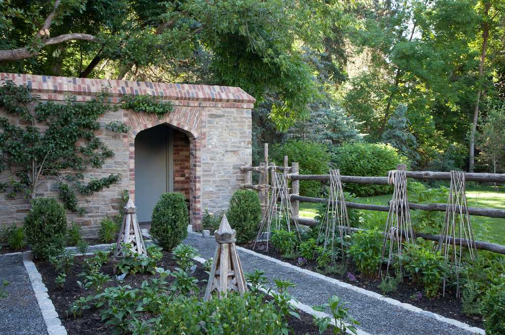 Свежая идея для дизайна: огород на участке на заднем дворе в классическом стиле с покрытием из гравия - отличное фото интерьера