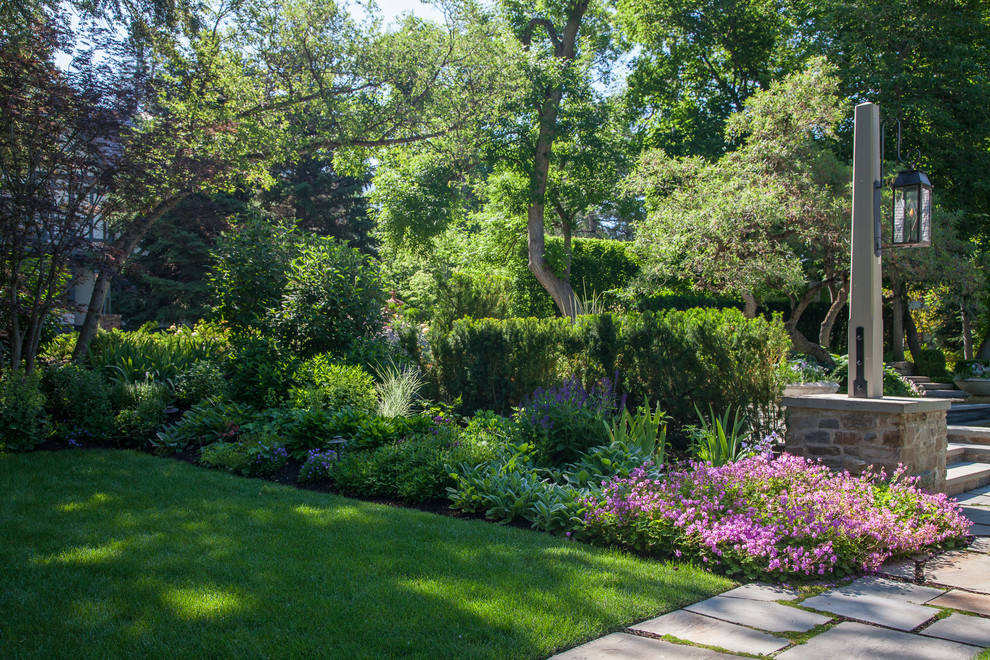 Geometrischer Klassischer Garten im Innenhof mit Hochbeet und Natursteinplatten in Salt Lake City