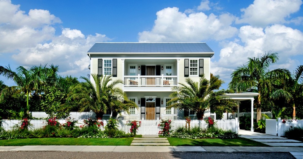 Photo of a world-inspired front garden in Miami.