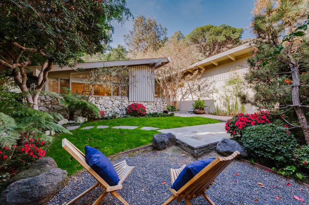 Inspiration for a mid-sized mid-century modern partial sun front yard gravel garden path in Los Angeles.