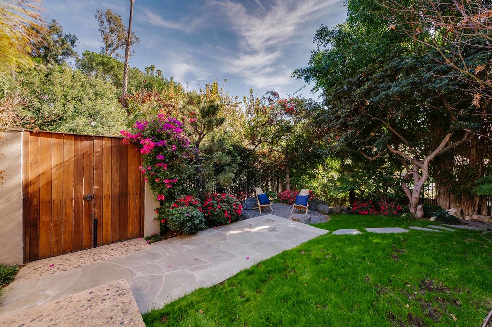 Mittelgroßer, Halbschattiger Retro Garten mit Natursteinplatten in Los Angeles