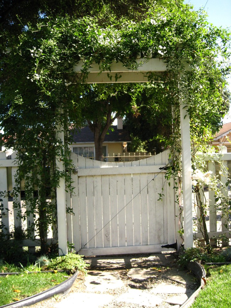 Photo of a traditional garden in Los Angeles.