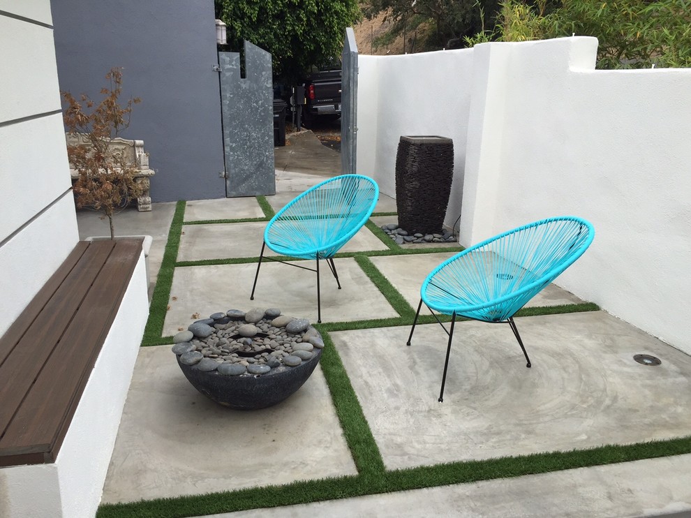 Example of a mid-sized minimalist side yard patio design in Los Angeles with decking