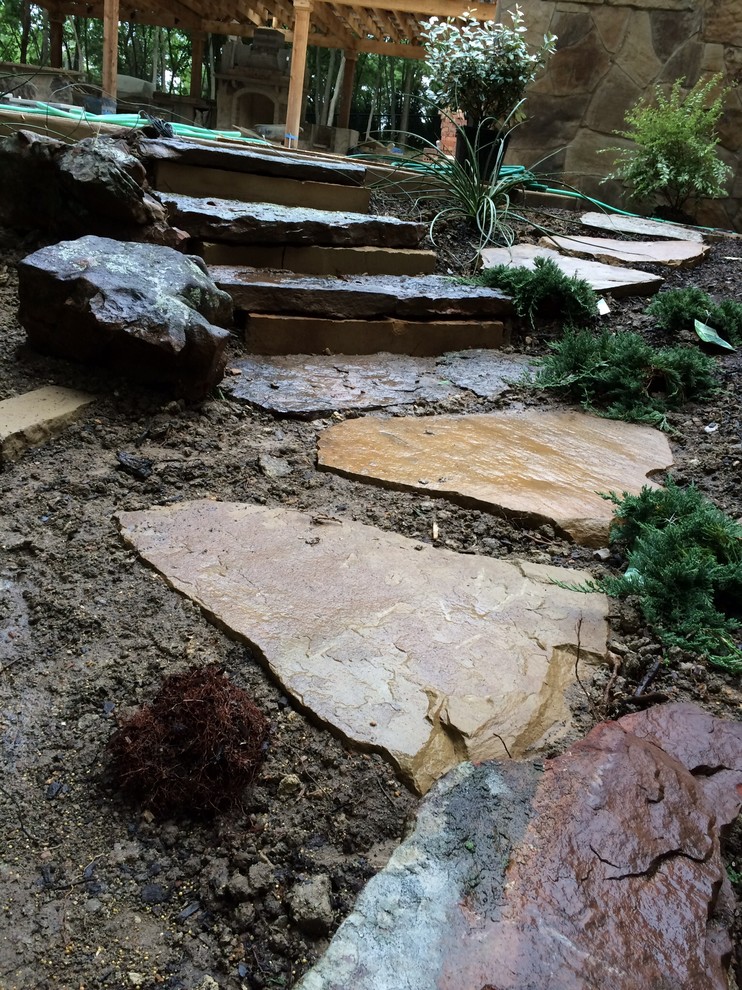 Inspiration pour un aménagement d'entrée ou allée de jardin arrière traditionnel de taille moyenne avec des pavés en pierre naturelle.
