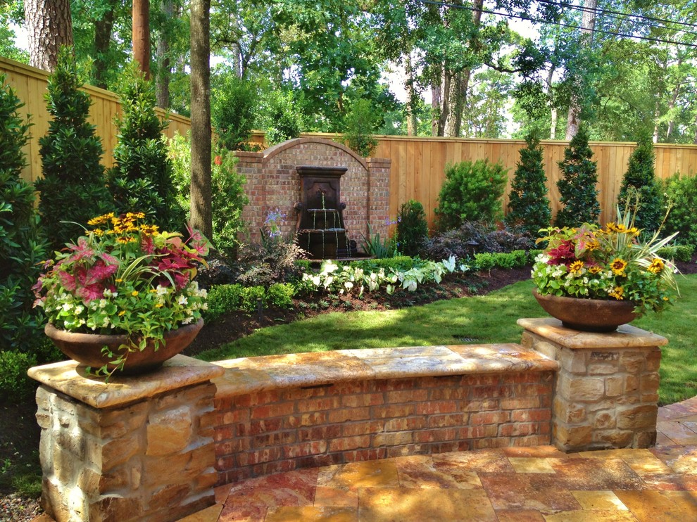Идея дизайна: большой весенний участок и сад на заднем дворе в классическом стиле с полуденной тенью и покрытием из каменной брусчатки