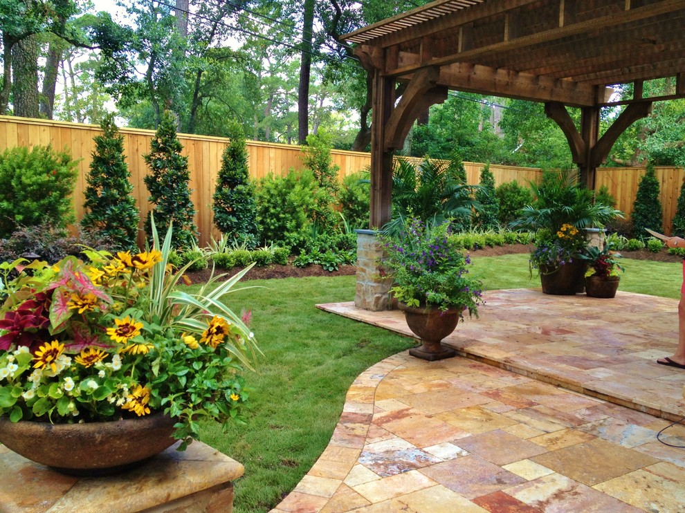 Diseño de jardín clásico grande en verano en patio con jardín francés, jardín de macetas, exposición parcial al sol y adoquines de piedra natural