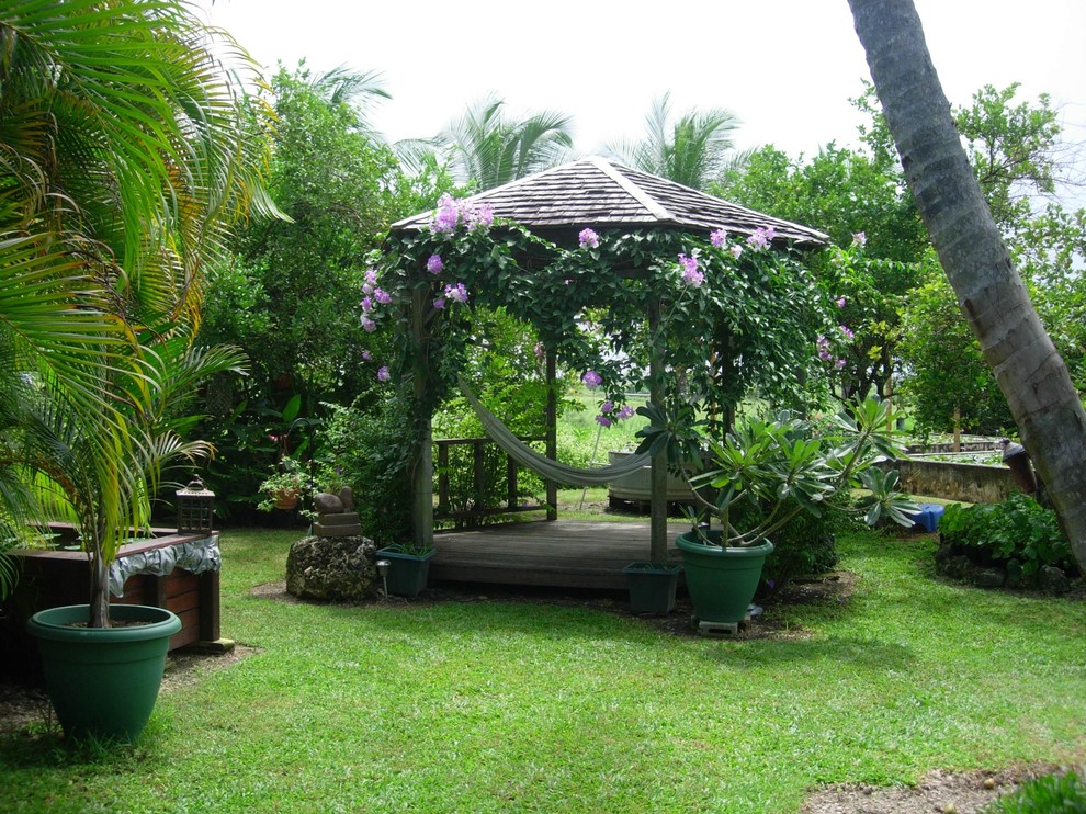 Foto di un giardino tropicale con gazebo