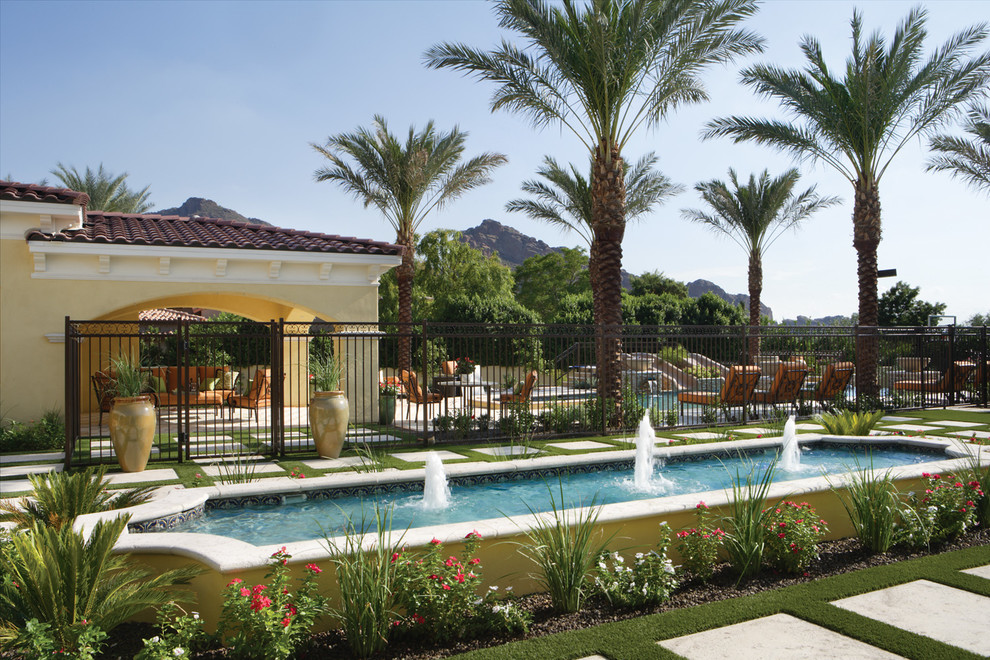 Ejemplo de jardín mediterráneo extra grande en patio trasero con fuente, exposición total al sol y adoquines de hormigón