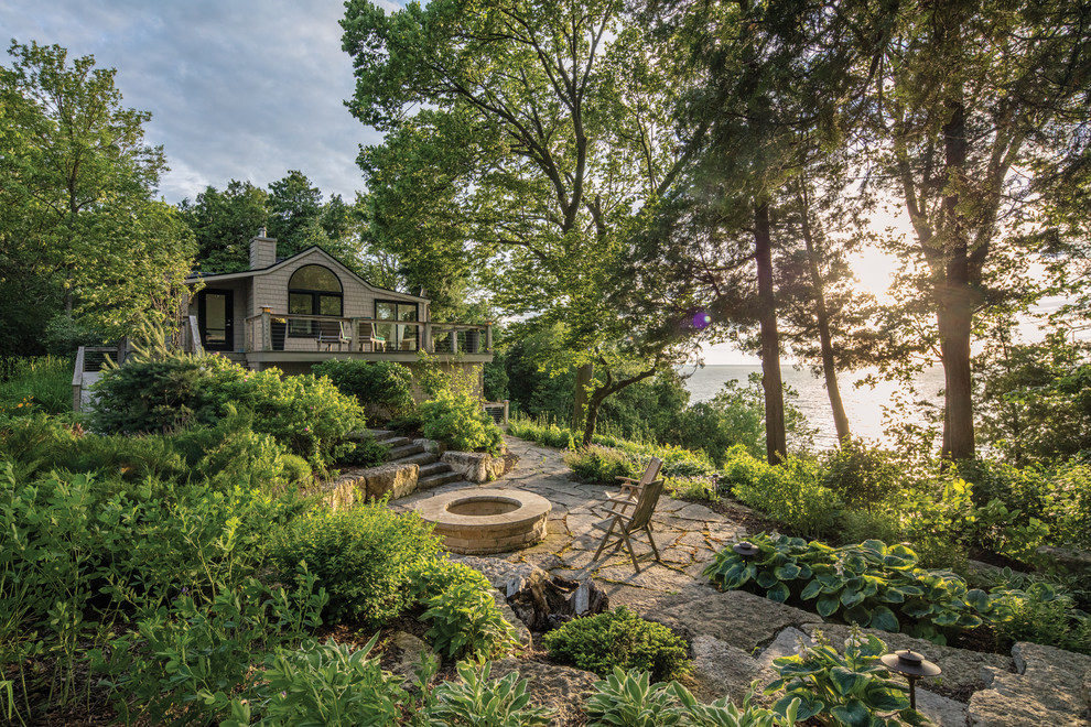 Idées déco pour un jardin arrière montagne avec un foyer extérieur, une exposition partiellement ombragée et des pavés en pierre naturelle.