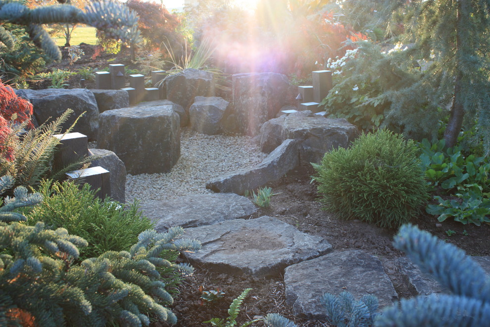 他の地域にある中くらいなエクレクティックスタイルのおしゃれな庭 (砂利舗装) の写真