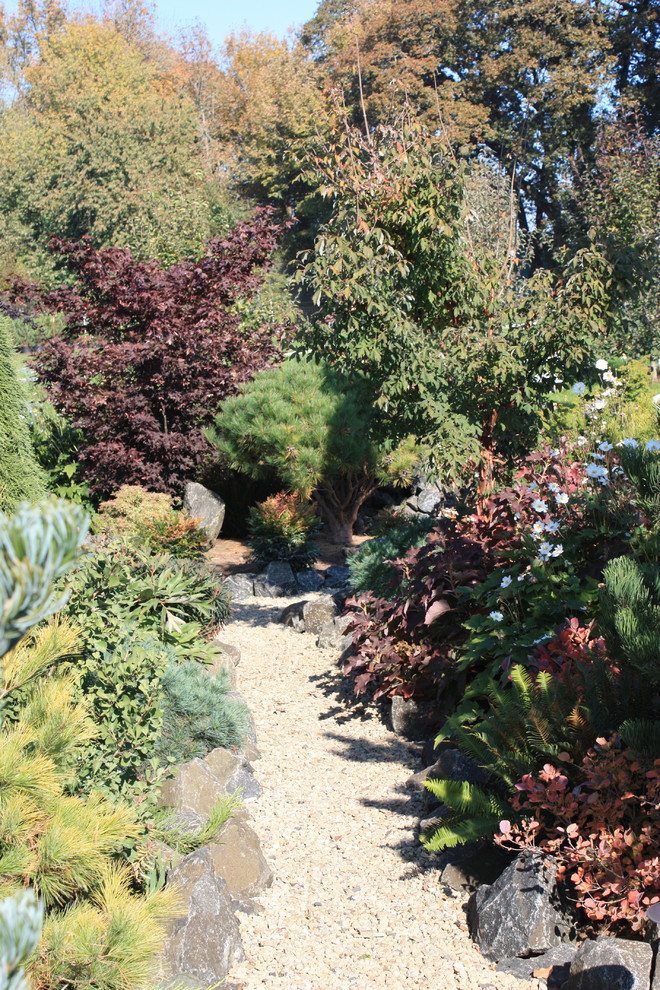 Ispirazione per un grande giardino boho chic esposto a mezz'ombra dietro casa con un ingresso o sentiero e ghiaia